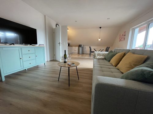 Wohnzimmer mit Blick in die Küche