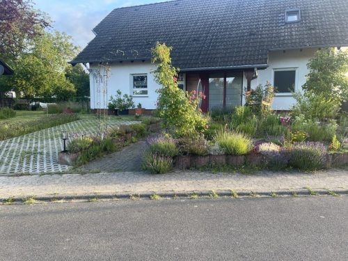 Hausansicht mit Parkplatz der Ferienwohnung